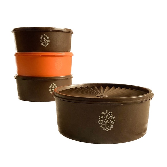 4 round vintage 8 cup tupperware canisters with snap on starburst lids. 1204 - Picture 1 of 5